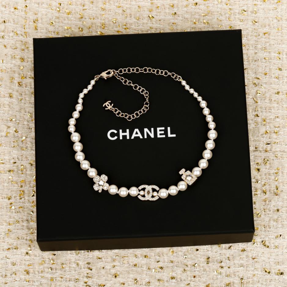 replica,repliche,fake,1:1,earrings,bracelet,ring,jewelry Collana di perle con doppia C e quadrifoglio a forma di bottiglia di profumo Chanel (Z9SOY) replica,repliche,fake,1:1,earrings,bracelet,ring,jewelry Collana di perle con doppia C e quadrifoglio a forma di bottiglia di profumo Chanel (Z9SOY)
