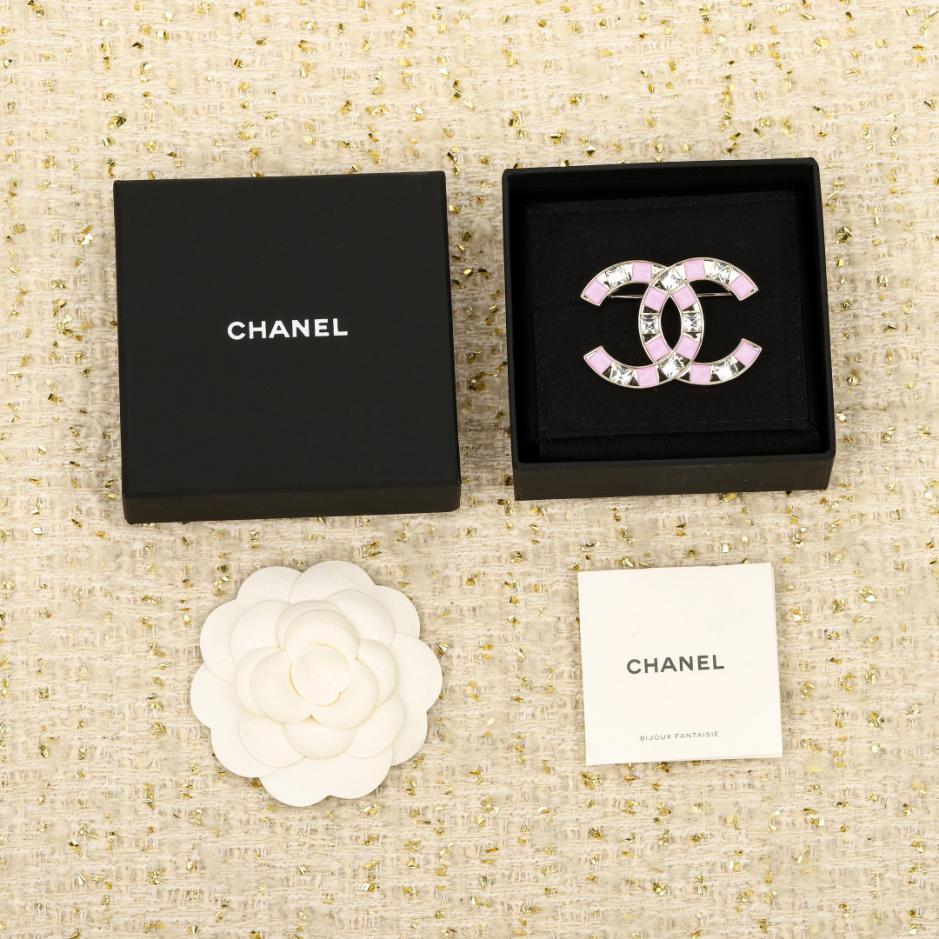 replica,repliche,fake,1:1,earrings,bracelet,ring,jewelry Spilla Chanel con doppia C in diamanti quadrati rosa (8LSL5) replica,repliche,fake,1:1,earrings,bracelet,ring,jewelry Spilla Chanel con doppia C in diamanti quadrati rosa (8LSL5)
