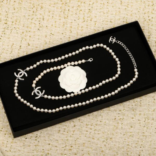 replica,repliche,fake,1:1,earrings,bracelet,ring,jewelry Collana con perle e lettera smaltata doppia C di Chanel (G1K4A)