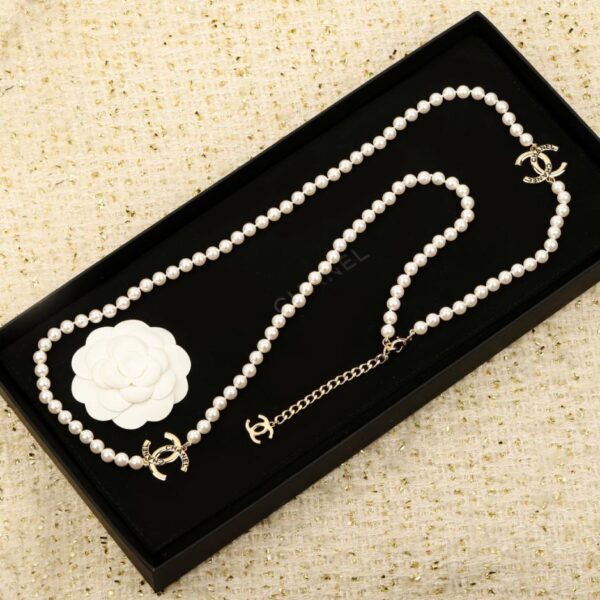 replica,repliche,fake,1:1,earrings,bracelet,ring,jewelry Collana con perle e lettera smaltata doppia C di Chanel (L0AP8)