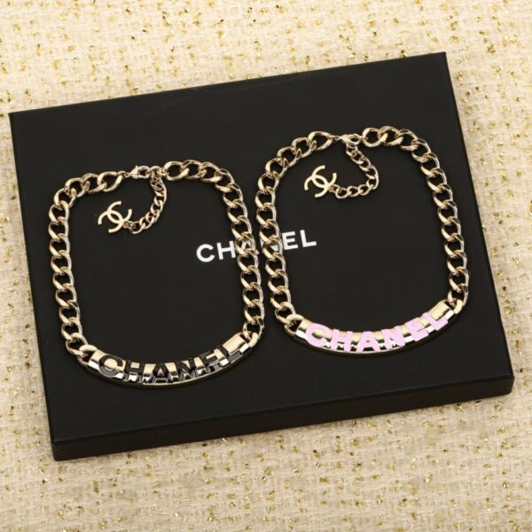 Collana con catena e lettere smaltate Chanel (AS2DL)