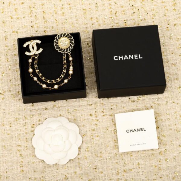 replica,repliche,fake,1:1,earrings,bracelet,ring,jewelry Spilla a catena con perle in pelle Chanel (C5NU0)