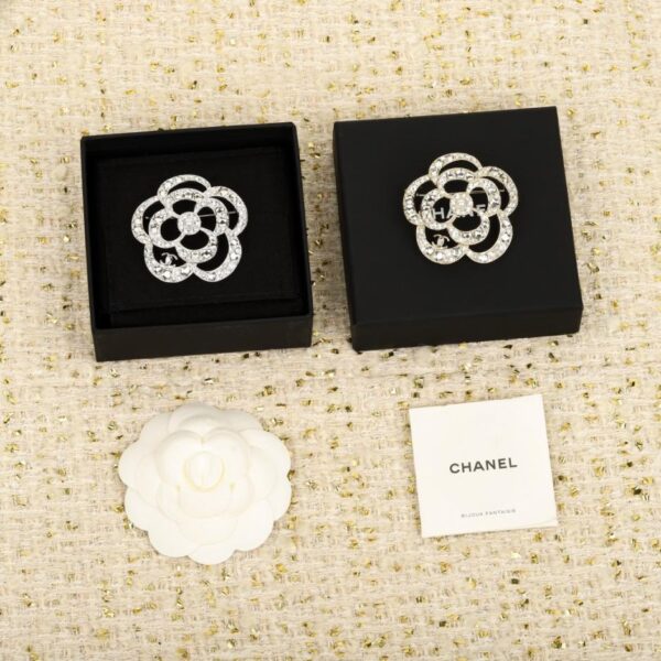 replica,repliche,fake,1:1,earrings,bracelet,ring,jewelry Spilla Chanel a forma di cuore con stella a cinque punte e camelia, oro e argento (5HVP2)
