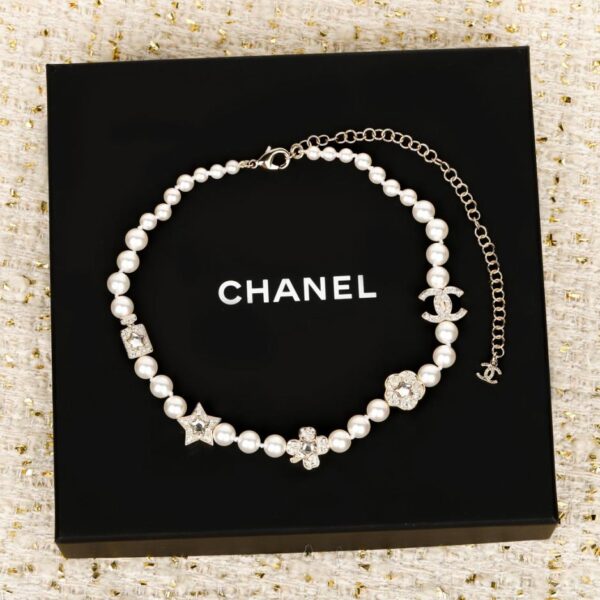 Collana di perle con doppia C e quadrifoglio con flacone di profumo Chanel (CP11E)