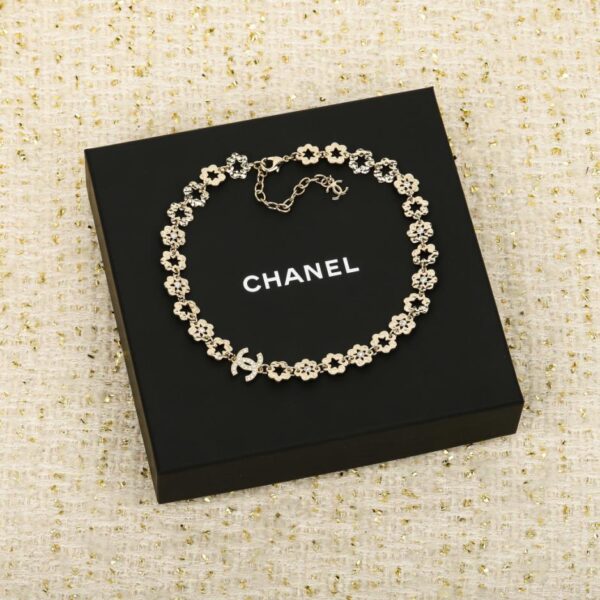 Collana Chanel con doppia C in oro chiaro e fiore cavo (8OTWI)