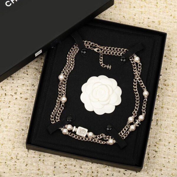 replica,repliche,fake,1:1,earrings,bracelet,ring,jewelry Collana con perle e flacone di profumo bianco Chanel (9KLSE)