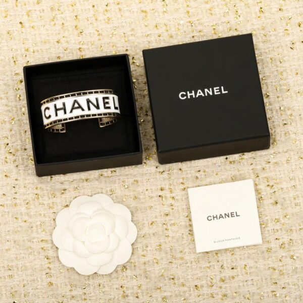 Bracciale Chanel in smalto bianco e nero (DOATV)