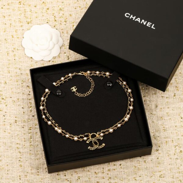 Collana Chanel con doppia catena in pelle e doppia C di perle (A0LDX)
