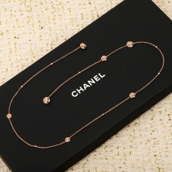 Collana Chanel Camelia Collana extrait de camélia (Y6FK0)