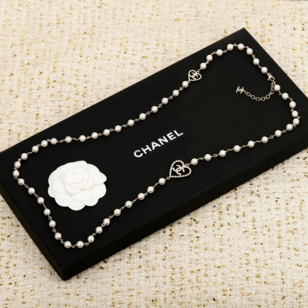 replica,repliche,fake,1:1,earrings,bracelet,ring,jewelry Collana con perle a forma di cuore cavo Chanel (QDMGH)