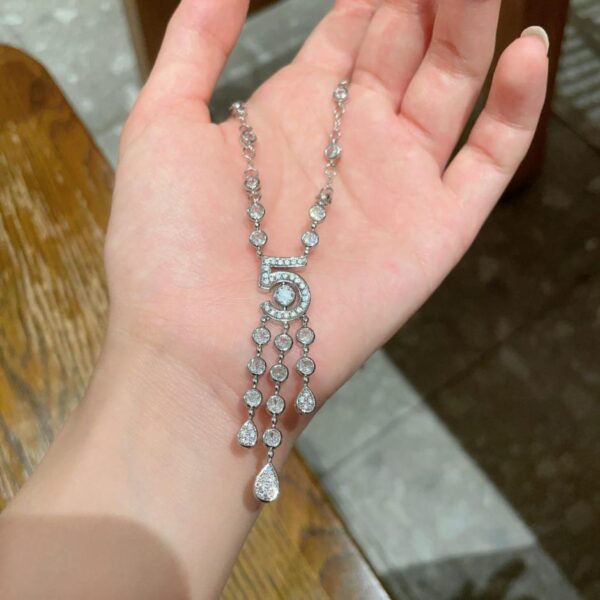 Collana vintage con lettere Chanel (YIWCB)