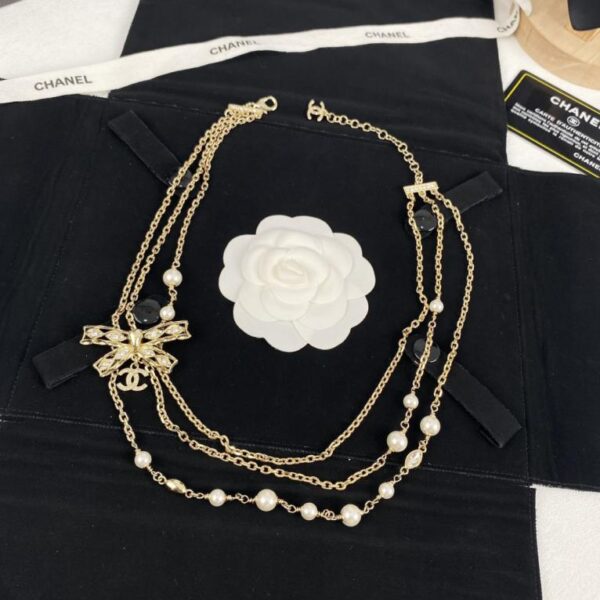 Collana con catena a tre strati e diamanti e fiocco Chanel (ZI0AF)