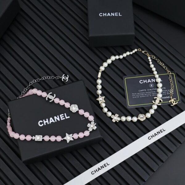 replica,repliche,fake,1:1,earrings,bracelet,ring,jewelry Collana di perle Chanel da 25 pence con quadrifoglio, stella, flacone di profumo, doppia C e altri elementi (M0AKS)