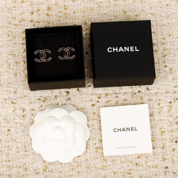 Orecchini Chanel a doppia C con goccia in olio nero (779AY)