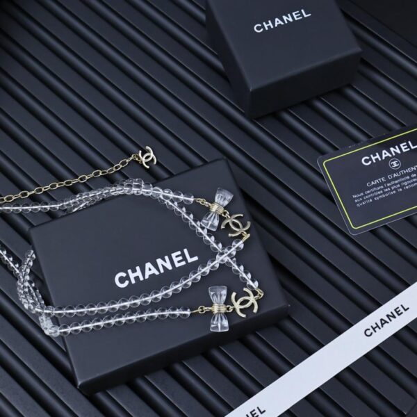 replica,repliche,fake,1:1,earrings,bracelet,ring,jewelry Catena per maglione Chanel con doppio fiocco in acrilico trasparente da 25 pence (KL8UG)