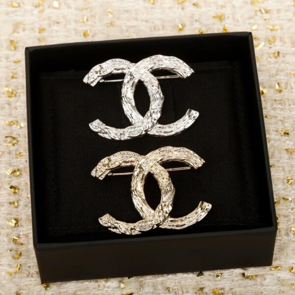 replica,repliche,fake,1:1,earrings,bracelet,ring,jewelry Oro chiaro e argento! Spilla Chanel con doppia C incisa (PRQ1X)