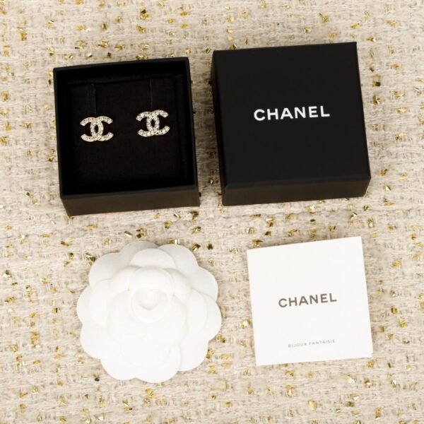 Orecchini Chanel con doppia C e diamanti blu (5D869)
