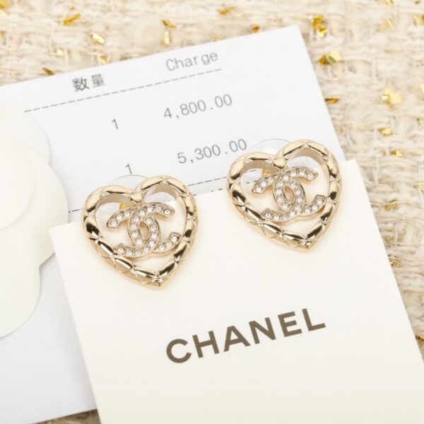 Orecchini Chanel a forma di cuore cavo con doppia C (5JXTA)