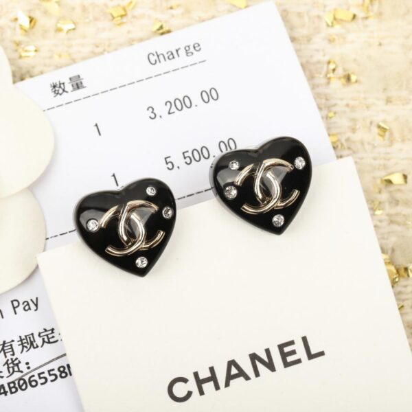 Orecchini Chanel a forma di cuore con doppia C (U30GD)