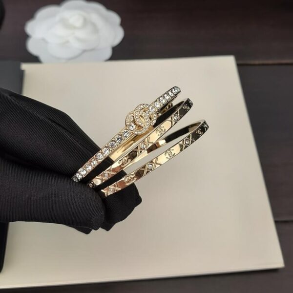Set di bracciali Chanel CC in oro chiaro, composto da 3 pezzi, in ottone ZP (X9OZM)