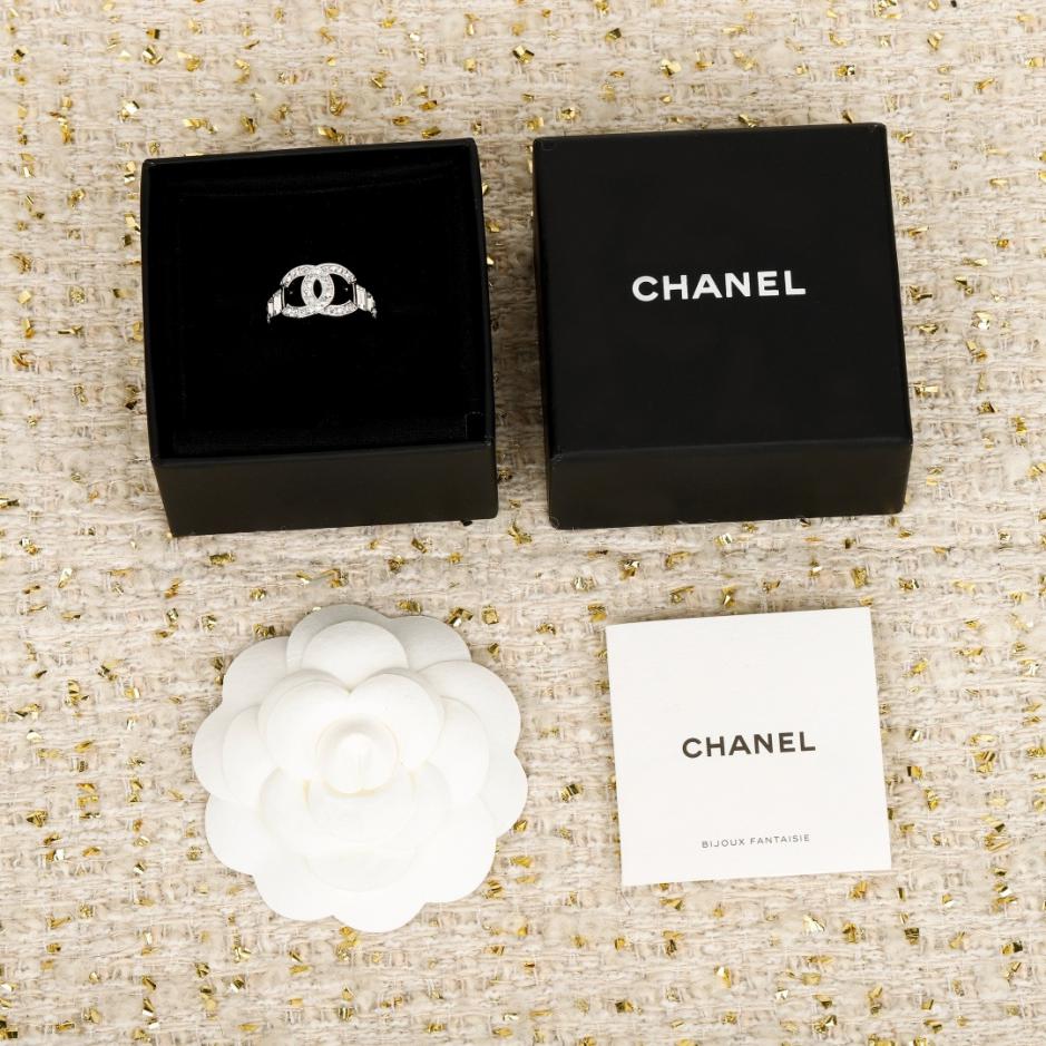replica,repliche,fake,1:1,earrings,bracelet,ring,jewelry Anello Chanel Sugar Cube con doppia C e diamanti, cristallo Swarovski + ottone ZP (ZGZ60) replica,repliche,fake,1:1,earrings,bracelet,ring,jewelry Anello Chanel Sugar Cube con doppia C e diamanti, cristallo Swarovski + ottone ZP (ZGZ60)