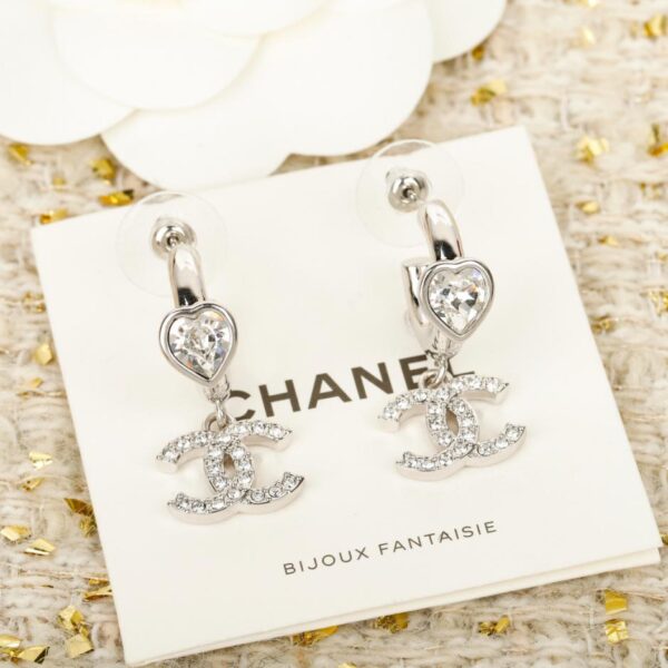 Orecchini Chanel in argento con ciondolo a forma di cuore a forma di C (5XRI5)