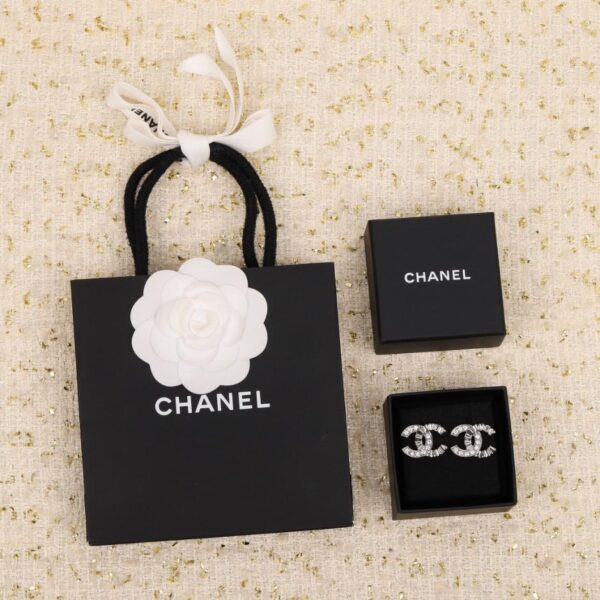 Orecchini Chanel fatti a mano con doppia C (JXGWN)