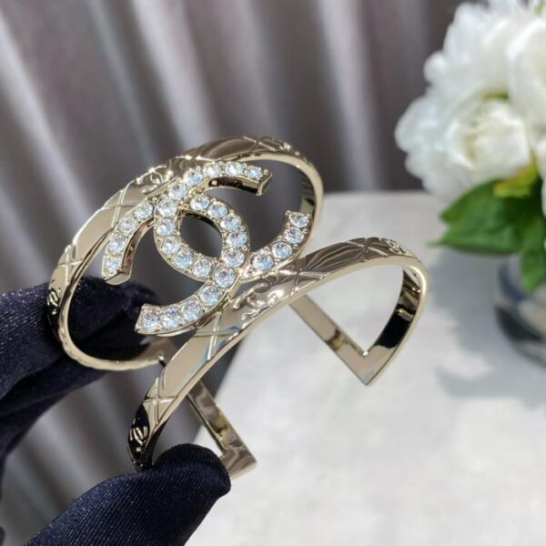 replica,repliche,fake,1:1,earrings,bracelet,ring,jewelry Bracciale Chanel largo e cavo con motivo a doppia C e diamanti (Q7D5L)