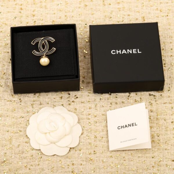 replica,repliche,fake,1:1,earrings,bracelet,ring,jewelry Spilla di perle in smalto nero Chanel 24s (VLTG8)
