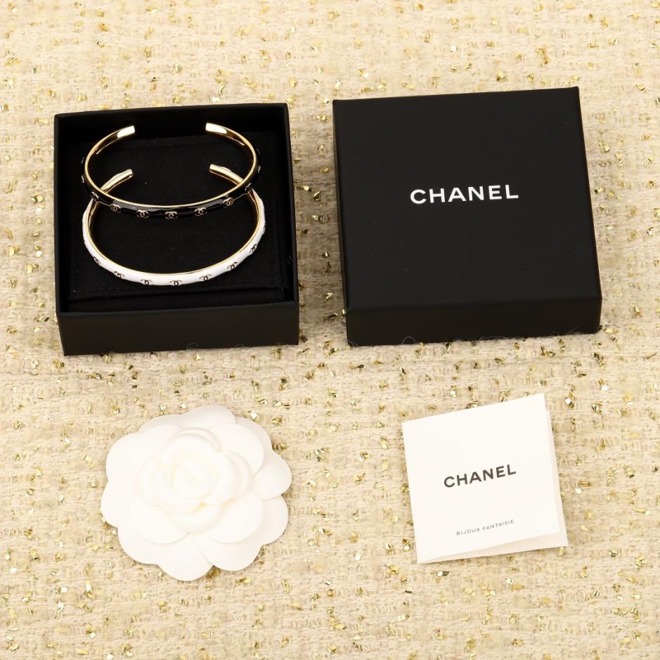 replica,repliche,fake,1:1,earrings,bracelet,ring,jewelry Bracciale aperto Chanel 24P con doppia C nera e bianca (N4F3B) replica,repliche,fake,1:1,earrings,bracelet,ring,jewelry Bracciale aperto Chanel 24P con doppia C nera e bianca (N4F3B)