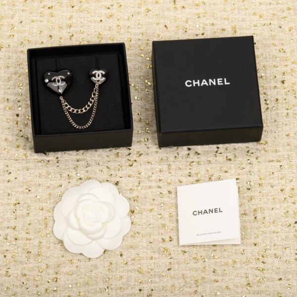 replica,repliche,fake,1:1,earrings,bracelet,ring,jewelry Spilla Chanel a forma di cuore nero grande e piccolo (RH7S3)