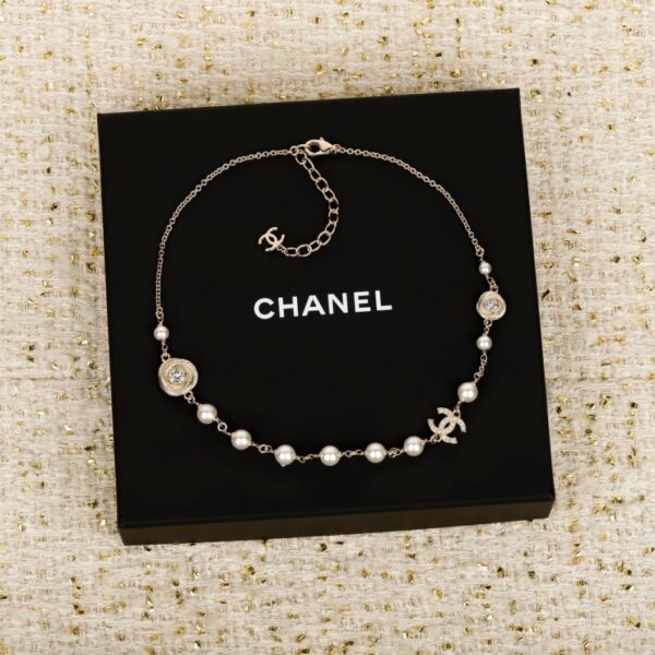 Collana di perle Chanel con bottone rotante e filo spazzolato (PR8IV)