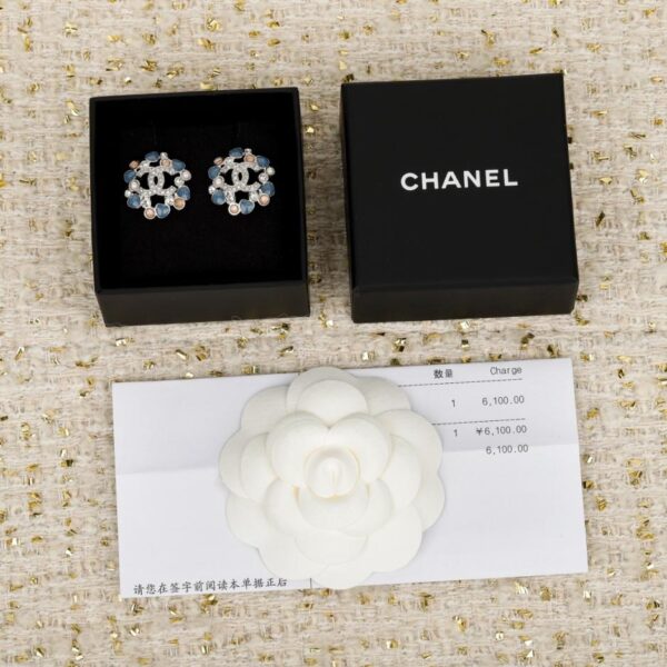 Orecchini Chanel con cuore blu e perle e strass (JO5X1)