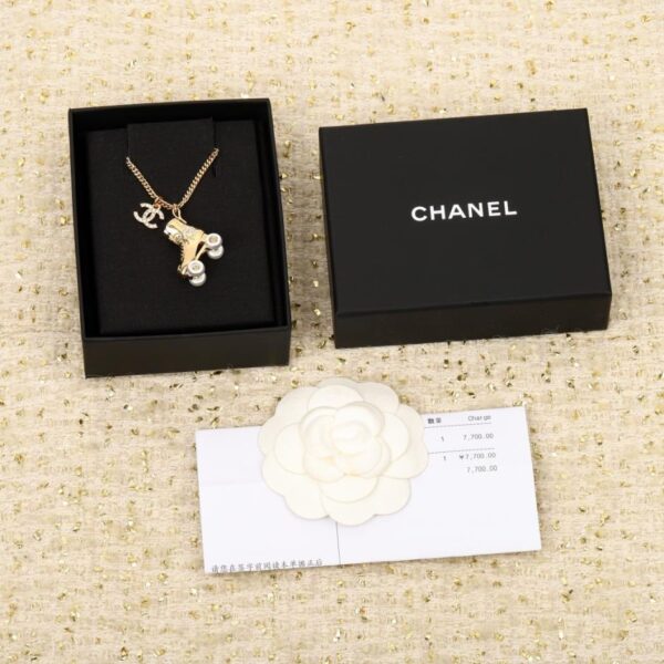 Collana con scarpa Chanel 24C (LLOMT)