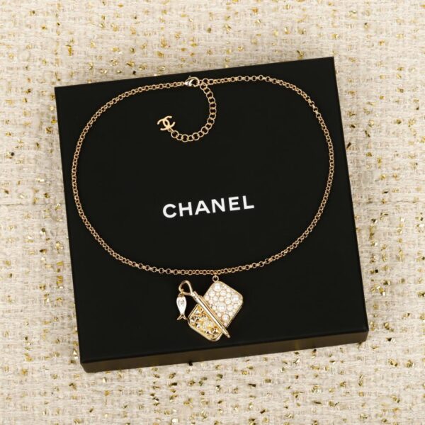 Collana con borsa quadrata Chanel, nuova spilla (6ZKLP)