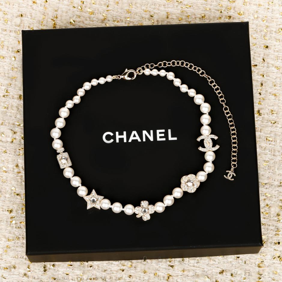 replica,repliche,fake,1:1,earrings,bracelet,ring,jewelry Collana di perle con doppia C e quadrifoglio a forma di bottiglia di profumo Chanel (Y9VJG) replica,repliche,fake,1:1,earrings,bracelet,ring,jewelry Collana di perle con doppia C e quadrifoglio a forma di bottiglia di profumo Chanel (Y9VJG)