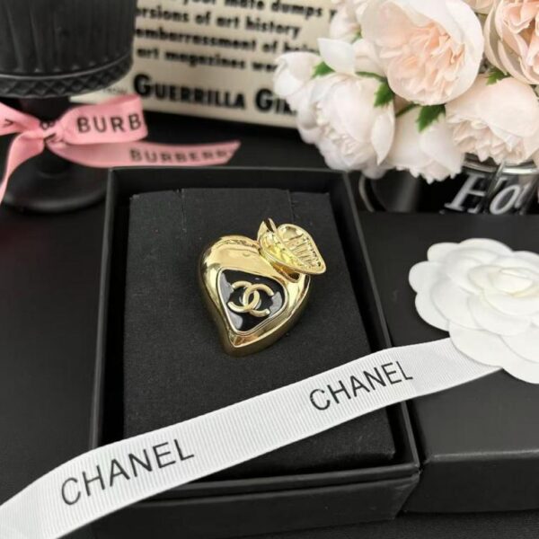 replica,repliche,fake,1:1,earrings,bracelet,ring,jewelry Spilla Chanel 25a con cuore in smalto nero e bordo dorato (RZJYR)