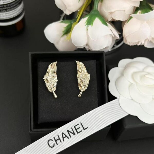 Orecchini Chanel con doppia C e diamanti in foglia oro chiaro (BQGLG)