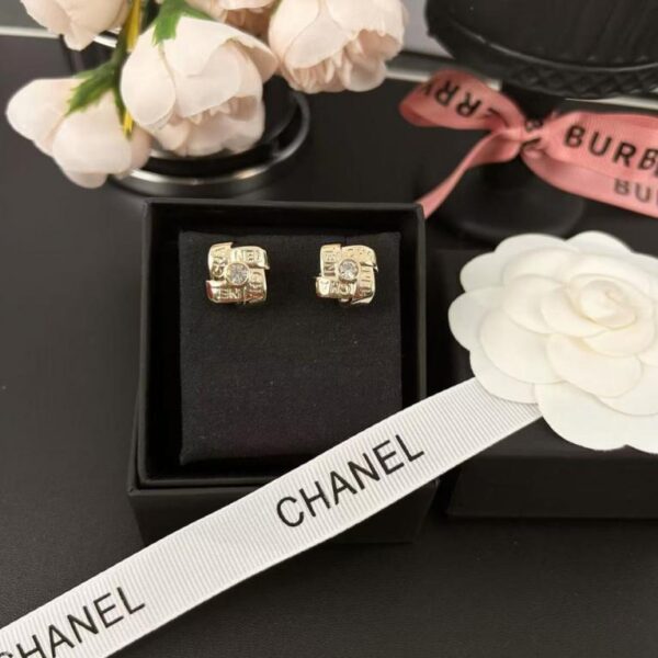 Orecchini Chanel in oro con diamanti e lettera C (9IDML)