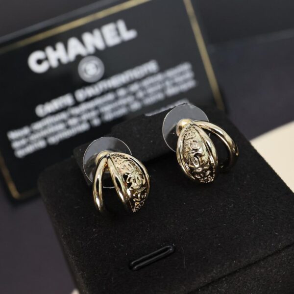 Orecchini piccoli Chanel 25A in noce (FYWV1)