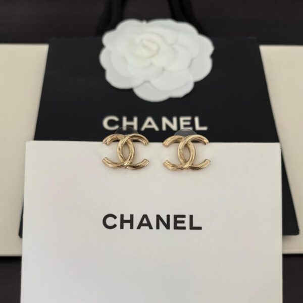 Gli ultimi orecchini classici twist cc di Chanel sono realizzati in ottone ZP (44QD7)