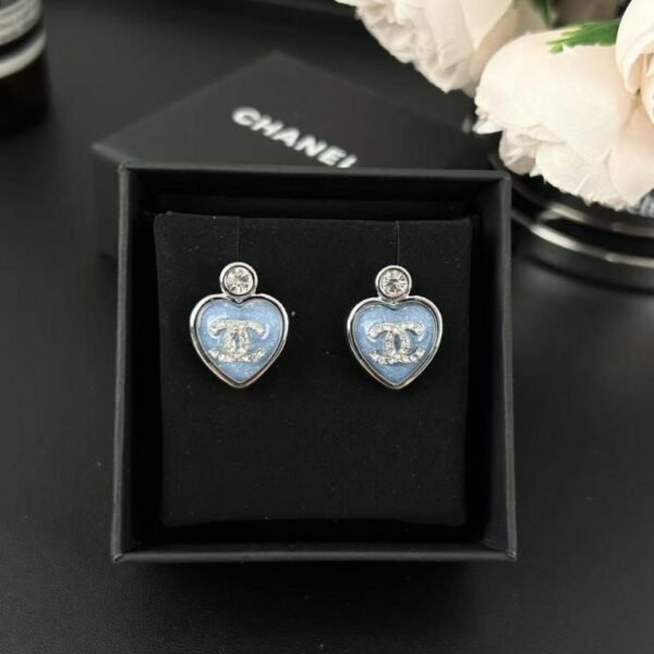 Orecchini Chanel in resina con cuore arancione e blu e lettera C (DKFHQ)