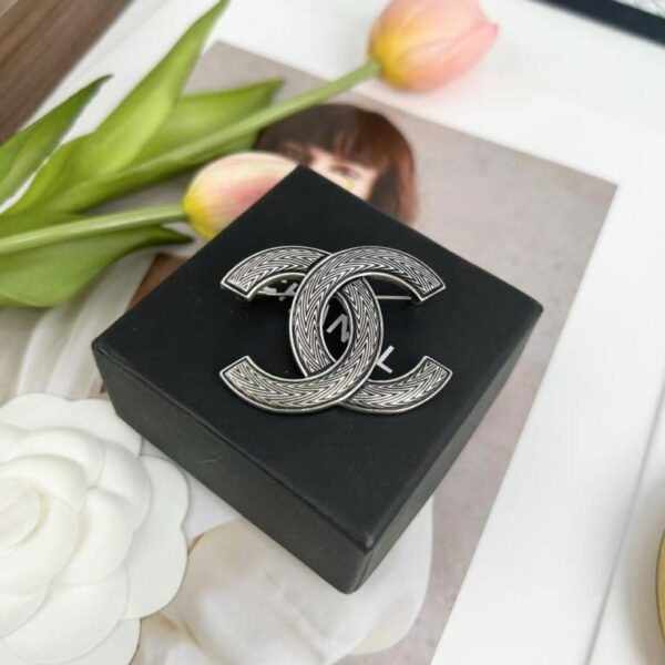 replica,repliche,fake,1:1,earrings,bracelet,ring,jewelry Spilla Chanel antica in argento con doppia C classica (9DX4Z)