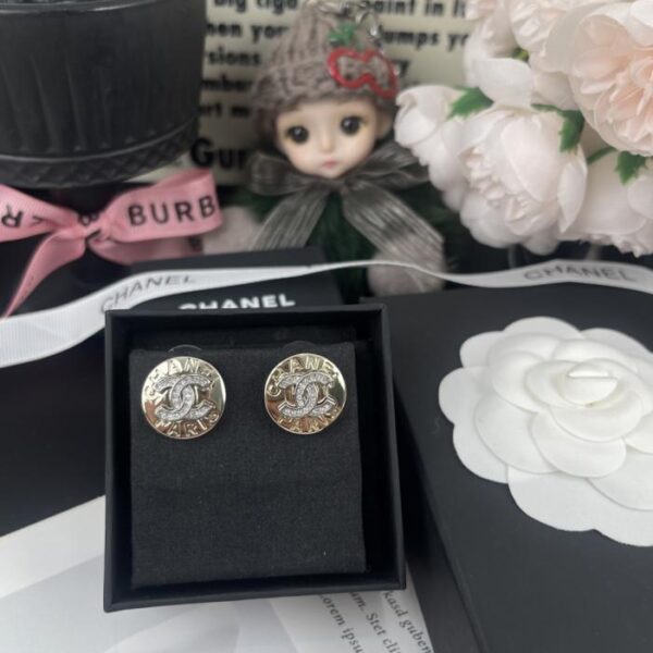 Orecchini Chanel rotondi in argento con doppia C incisa (ZJ5XY)