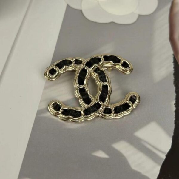 replica,repliche,fake,1:1,earrings,bracelet,ring,jewelry Spilla Chanel classica in pelle con doppia C (E9AH8)