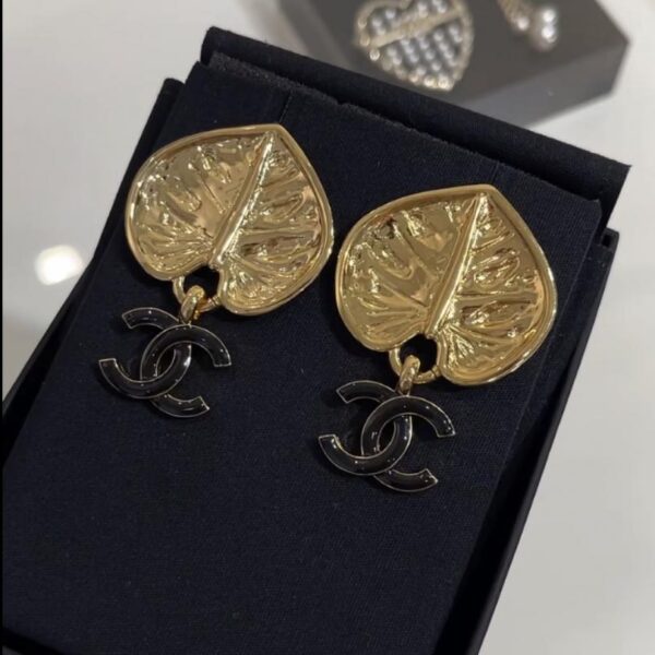 Orecchini Chanel a ventaglio in smalto nero e oro (O2IEG)