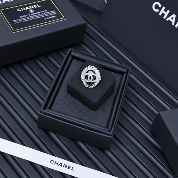 replica,repliche,fake,1:1,earrings,bracelet,ring,jewelry Spilla ovale con piuma e diamanti Chanel 25s (J3UQU)