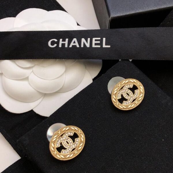Orecchini Chanel 23 in oro con motivo a rombi in rilievo e doppia C ovale cava (UCVU8)