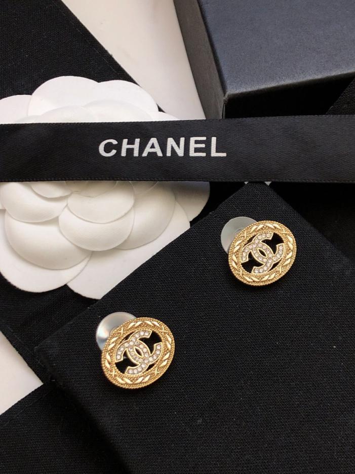 replica,repliche,fake,1:1,earrings,bracelet,ring,jewelry Orecchini Chanel 23 in oro con motivo a rombi in rilievo e doppia C ovale cava (UCVU8) replica,repliche,fake,1:1,earrings,bracelet,ring,jewelry Orecchini Chanel 23 in oro con motivo a rombi in rilievo e doppia C ovale cava (UCVU8)