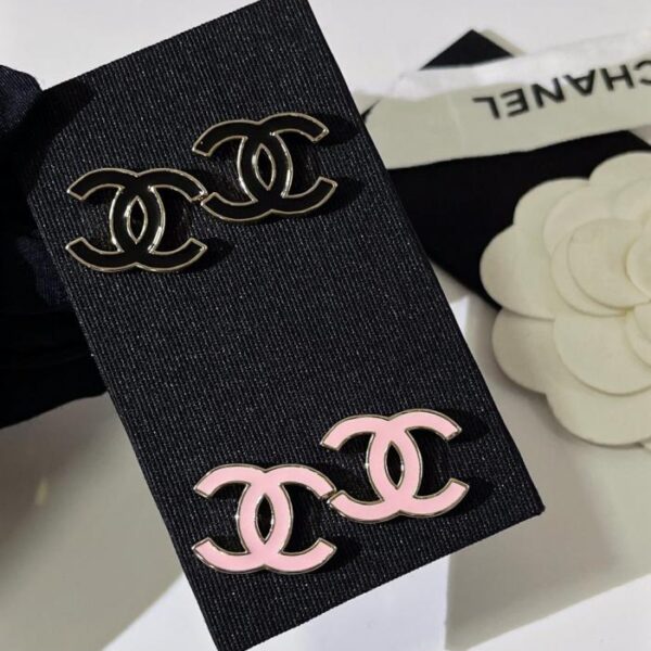 Orecchini Chanel smaltati a doppia C, 25p, in bianco e nero, abbinati (FX6FX)